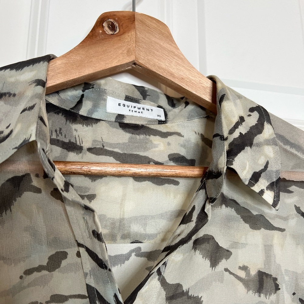 Equipment Femme Silk Tiger Print Button Down | Size: XS - Picture 4 of 5